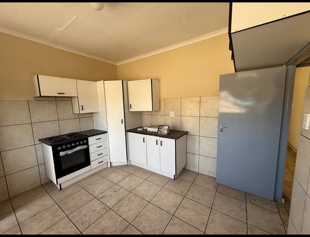 2 BEDROOM TOWNHOUSE FOR SALE IN VANDERBIJLPARK CW 5